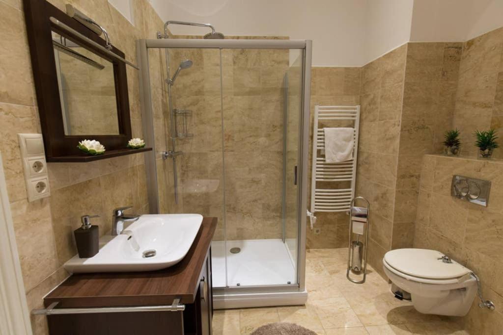Elegant Apartment With Buda Castle View Будапеща Екстериор снимка