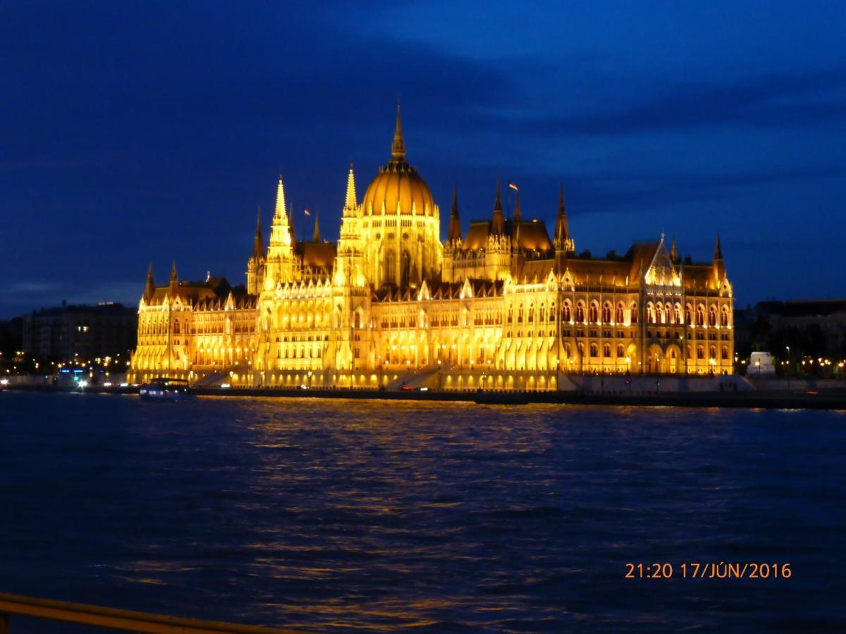 Elegant Apartment With Buda Castle View Будапеща Екстериор снимка
